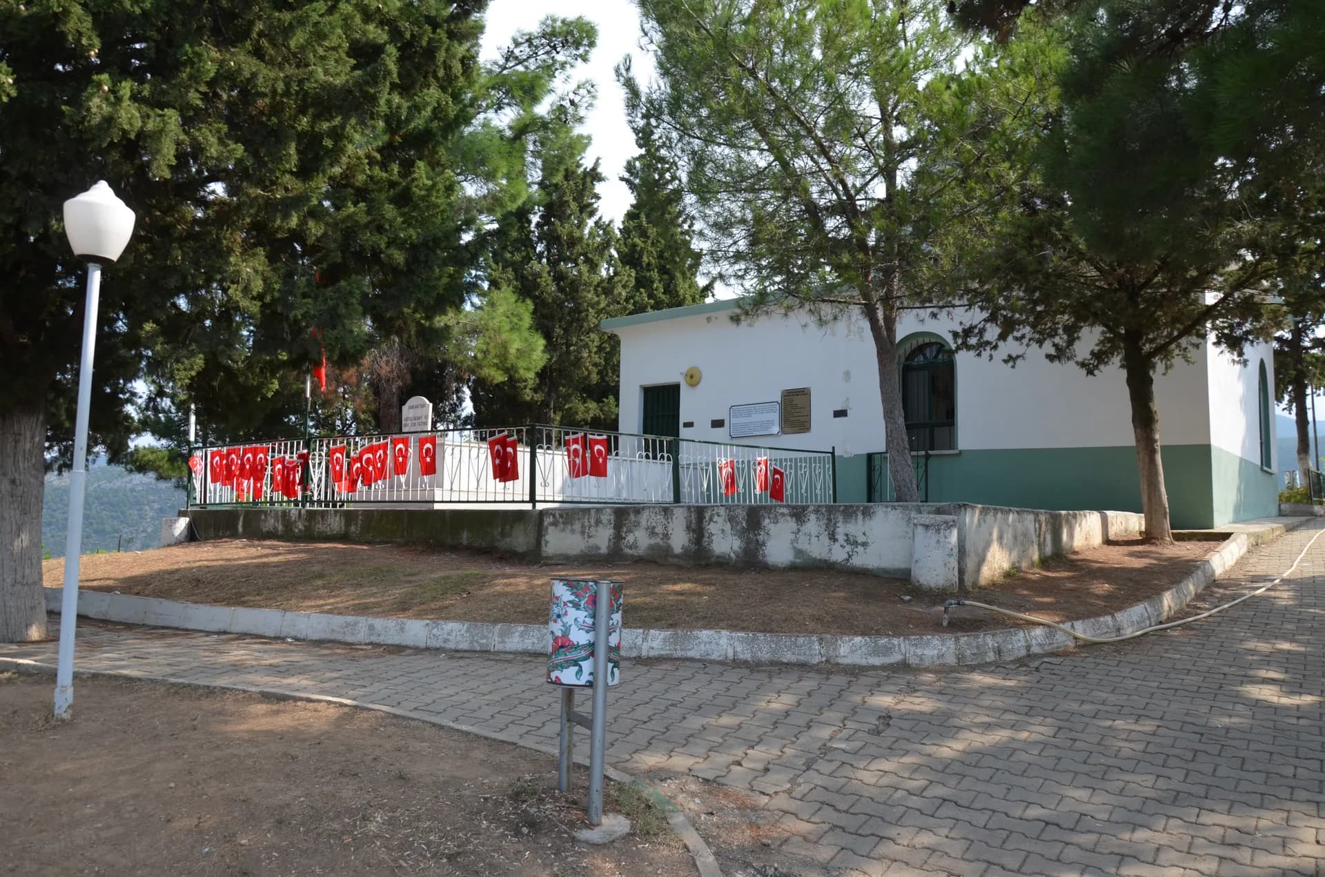 Abdulvahap Sancaktarı Türbesi (Bayraklı Dede)
