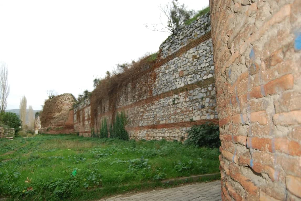 İznik Mimarisinde Taş ve Tuğlayı Okumak