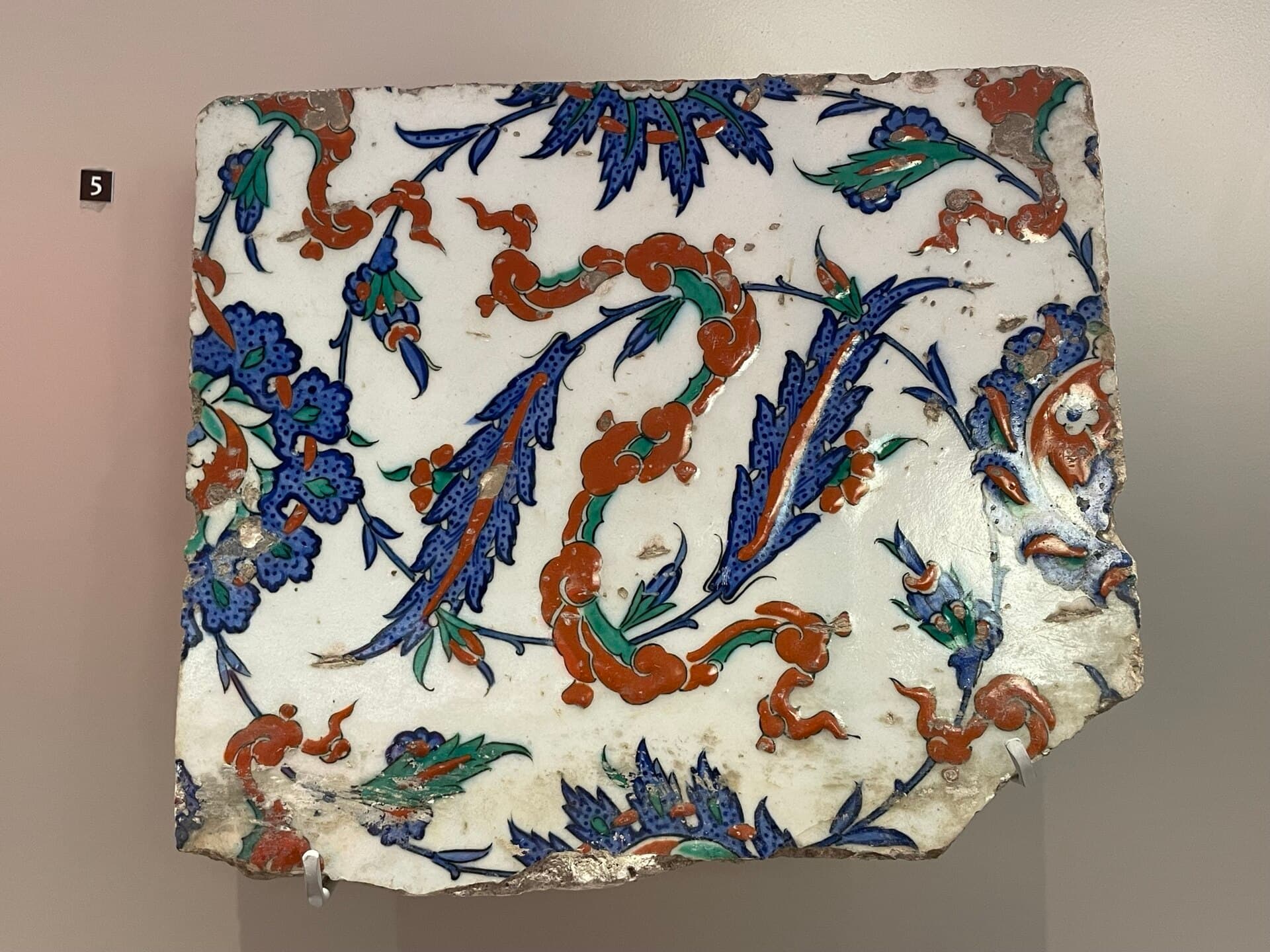 Structure of Iznik Tile: How Quartz, Color and Glaze Meet?
